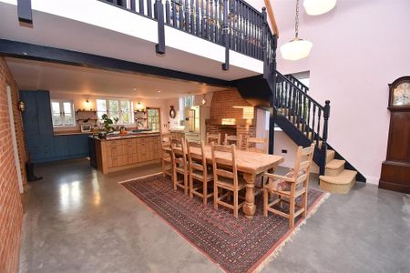 4 bedroom detached house to rent - Photo 2