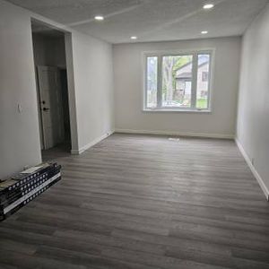 2 bedroom + 1 bathroom + den + basement - Photo 2