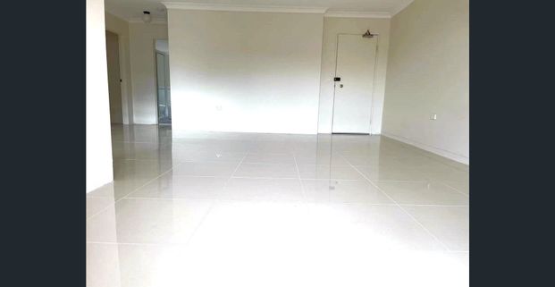 3 bm Unit with Lock Up Garage close to station - Photo 1