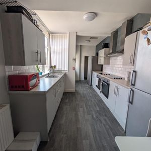 1 bedroom in a house share to rent - Photo 2