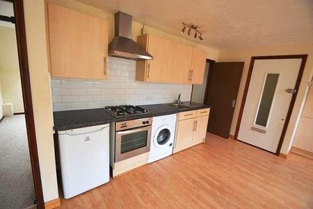 Bedroom T Floor In Godalming, GU7 - Photo 4