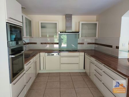 Location Maison 5 pièces 154m² - Photo 3