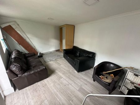 3 bedroom semi-detached house to rent - Photo 3