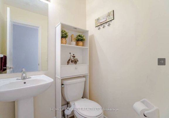 Townhouse For Lease | X8147430 - Photo 1