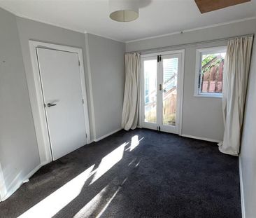 Spacious 4 Bedroom home with Stunning Views - Photo 6