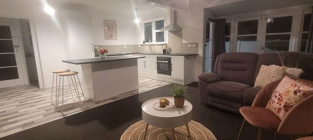 Cosy and Comfy - Fully Renovated! - Photo 1