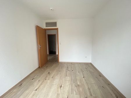 Charmante 3-Zimmer Wohnung mit offener Küche und Bad mit Wanne in Hochparterre mit Balkon - Photo 4