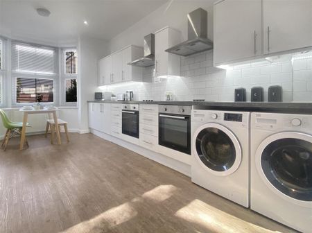 1 bedroom in a house share to rent - Photo 2