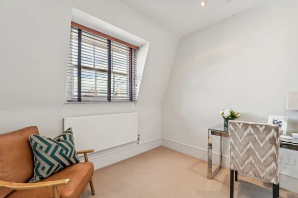 3 bedroom flat in London - Photo 1