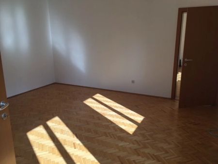 Gut aufgeteilte 4-Zimmer Wohnung mit Loggia, Terrasse, Küche und 2 Tiefgaragenstellplätzen in bekannter Wohnlage in Ried - Photo 5