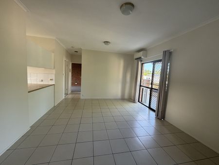 Updated unit in the heart of Moorooka - Photo 3