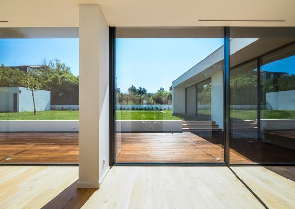 Moradia T6 de arquitetura moderna inserida no Golfe de Oeiras