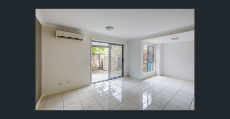 Modern Comfort Meets Location 3-Bedroom Runcorn Townhouse - Photo 2