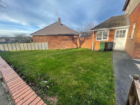 3 bedroom semi-detached house to rent - Photo 3