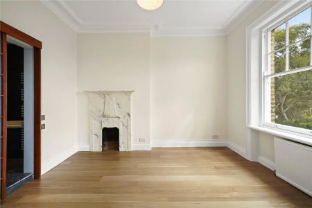 3 bedroom flat in Hampstead - Photo 2