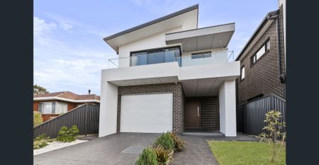 BEAUTIFULLY BUILT FAMILY HOME! - Photo 3
