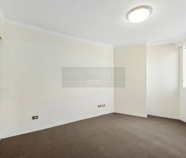 Huge One-Bedroom Apartment - Regis Towers - Photo 3