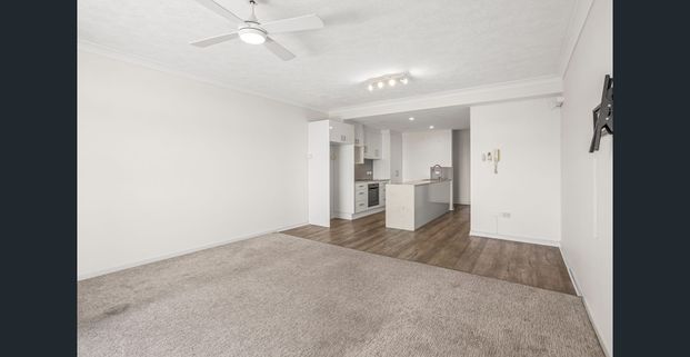 3 bedroom modern apartment, pool & views to Moreton Island! - Photo 1