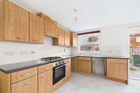 4 bedroom end of terrace house to rent - Photo 3