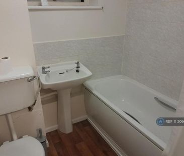 1 bedroom in a flat share to rent - Photo 5