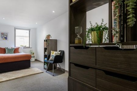 4 bedroom flat to rent - Photo 2