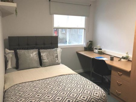 1 bedroom in a flat share to rent - Photo 5