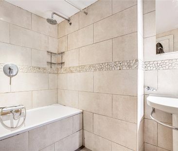 3 bedroom flat in London - Photo 3