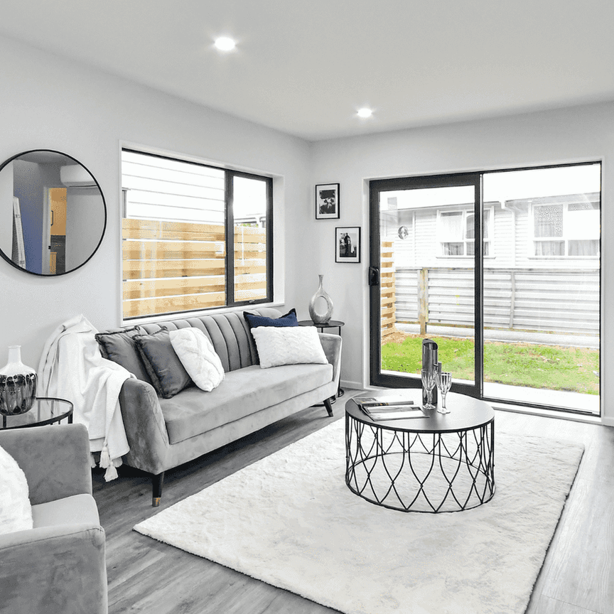 Location and convenience! - Photo 1