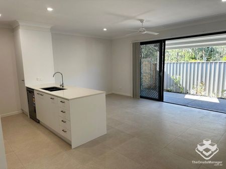 BRAND NEW ULTA MODERN LUXURY 3 BEDROOM TOWNHOUSE WITH DUCTED AIR-CON - First 2 Week Rent Free - Photo 2