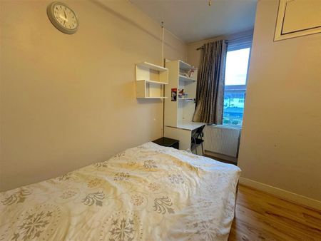 4 bedroom end of terrace house to rent - Photo 3