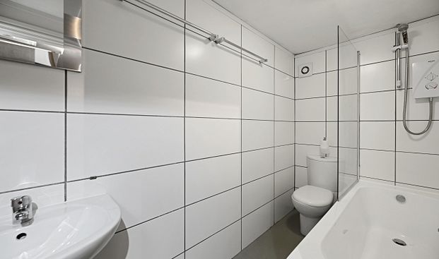 Modern 5-Bed Student Home with Double Bedrooms in a Great Location - Photo 1