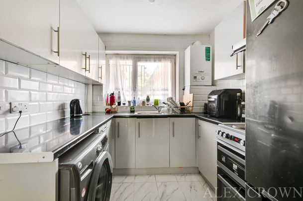 4 bedroom flat to rent - Photo 1