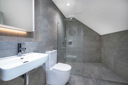 Sophisticated and contemporary living in vibrant lifestyle setting - Photo 3