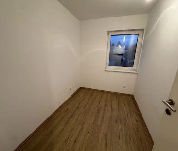 GROßZÜGIGE 4-ZIMMER DACHGESCHOSSWOHNUNG MIT BALKON! SOFORT VERFÜGBAR! - Photo 3