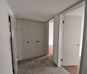 Modern apartment with seating area - Photo 1