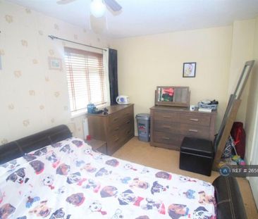 4 bedroom semi-detached house to rent - Photo 4