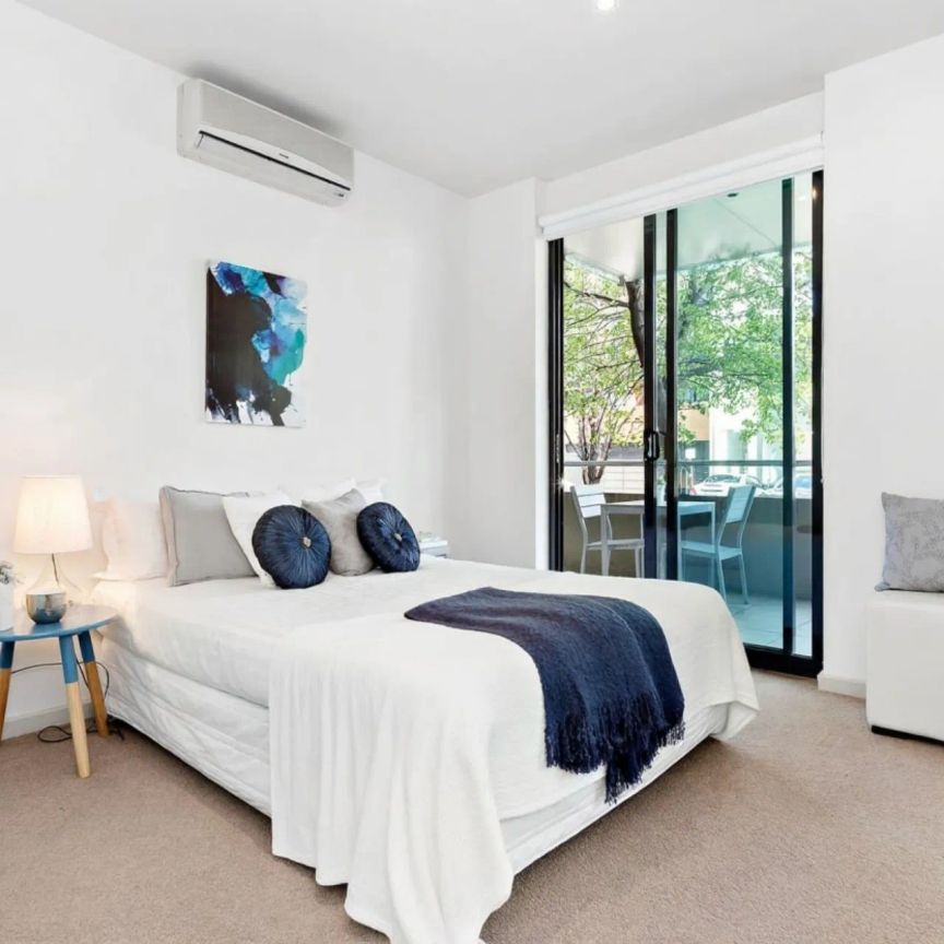 Stunning oversized apartment in a peaceful pocket of Richmond! - Photo 1