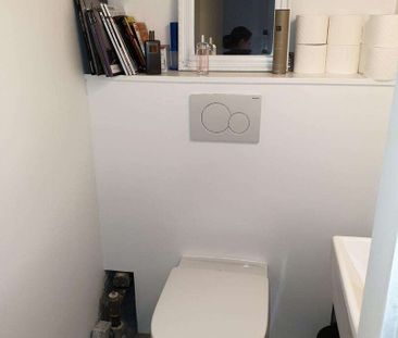 Volledig gerenoveerd appartement op de 2de verdieping, ideaal geleg... - Photo 3