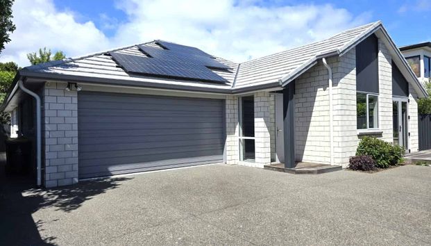 Beautiful Three-Bed, Two-Bath Home in Otumoetai - Photo 1