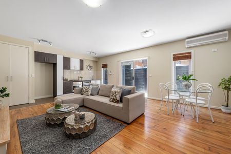 IMPRESSIVE THREE BEDROOM APARTMENT - Photo 2