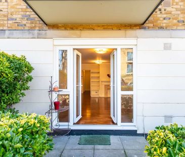 A generous ground floor apartment set in an attractive gated development in a popular Wimbledon location. - Photo 3