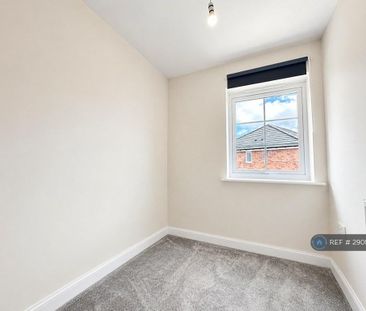 3 bedroom semi-detached house to rent - Photo 2