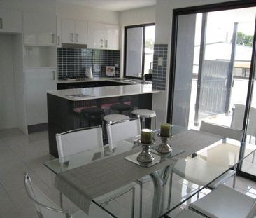 Spacious townhouse in convenient location - Photo 2