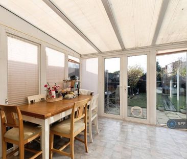 3 bedroom end of terrace house to rent - Photo 4