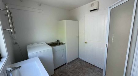 Newly refurbished large townhouse! - Photo 5