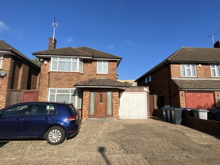 3 bed semi-detached house to rent in Hartland Drive, Edgware, HA8 - Photo 2