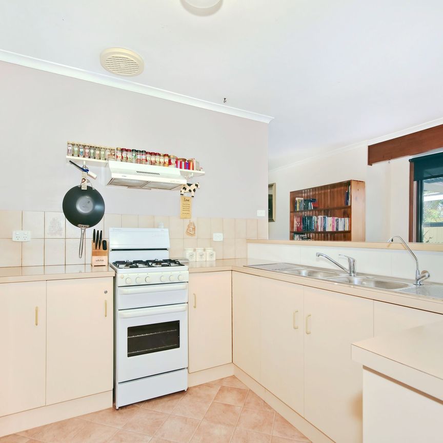 Well Presented Two Bedroom Unit&comma; Great Location&excl; - Photo 1