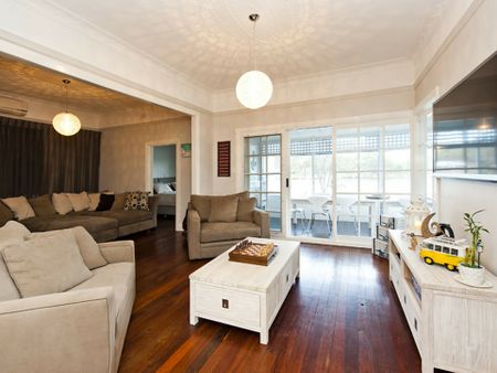 Fully Furnished Canal Lifestyle in North Yunderup - Photo 2