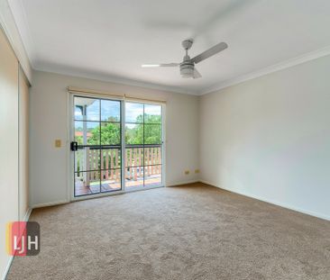 OVERSIZED 3 BEDROOM TOWNHOUSE WITH POOL IN COMPLEX - Photo 6