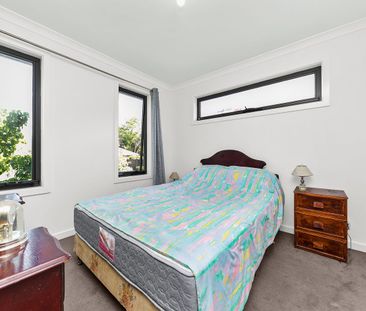 Charming Two-Bedroom Retreat in a Peaceful, Leafy Court - Photo 4